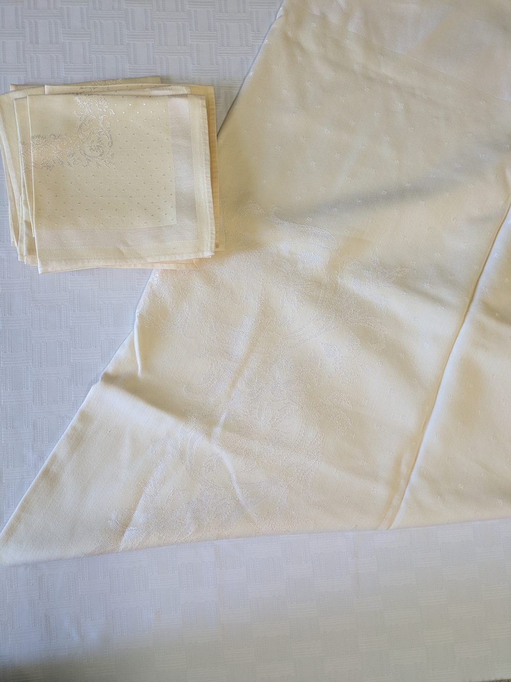 Vintage Buttercream Yellow Damask Tablecloth & 9 Matching Napkins Set 56" x 74"